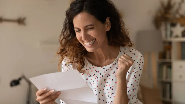 Glücklich aufgeregte Frau liest Papierbrief und bekommt unglaublich gute Nachrichten — Stockfoto