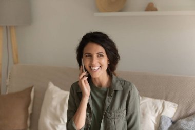 Cep telefonuyla konuşan mutlu İspanyol kadın.