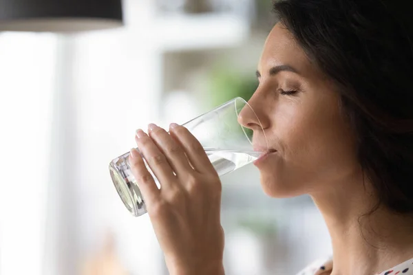 Mujer pacífica satisfaciendo la sed, bebiendo agua fría fresca pura y clara — Foto de Stock