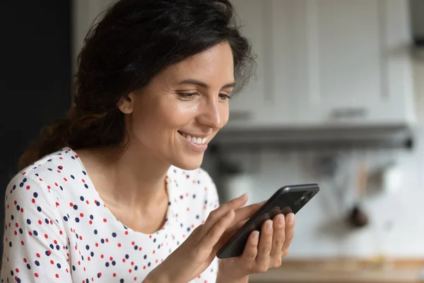 Happy Hispanic woman using apps and services on mobile phone — Stock Photo, Image