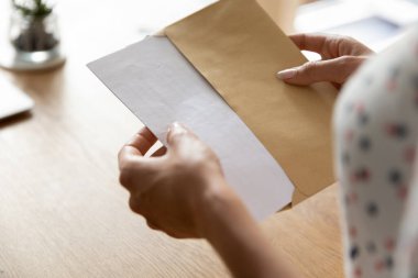 Mektup, davetiye, tebligat, kartpostal alan kadının elleri