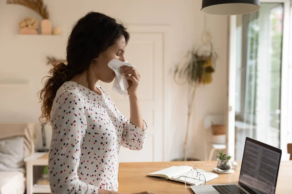 Malheureuse femme malade, étudiante adulte, employée à distance restant à la maison — Photo