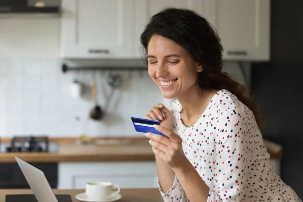 Happy kobieta freelancer za pomocą karty kredytowej o niskich kosztach obsługi — Zdjęcie stockowe