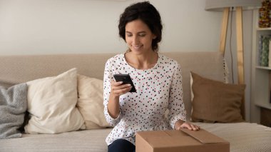 Mutlu müşteri paketleme kutusu, gönderme için paket hazırlama