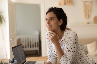 Düşünceli yetişkin öğrenci öğrenme görevi üzerinde düşünüyor, araştırma yapıyor.