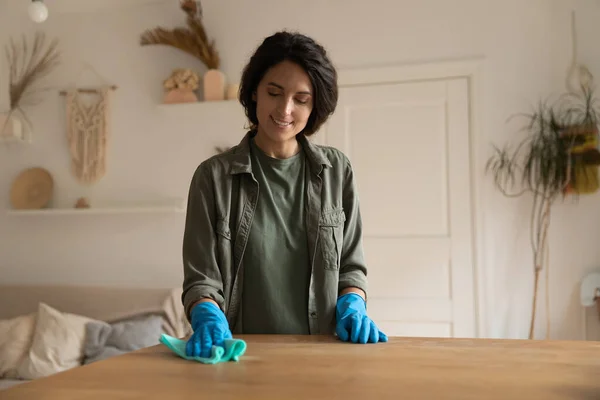 Уборщица, домохозяйка, горничная чистят мебель в квартире — стоковое фото