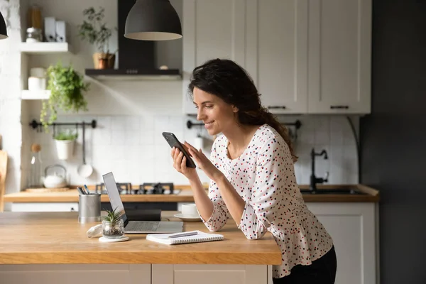 Feliz empleado independiente latino trabajando desde casa — Foto de Stock