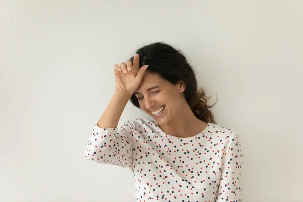 Feliz alegre hermosa mujer latina de los años 30 riendo en voz alta — Foto de Stock