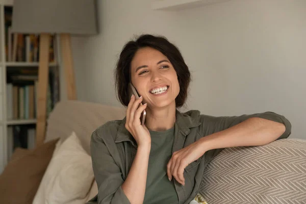 Feliz animado latina mulher rindo durante engraçado telefone conversa — Fotografia de Stock