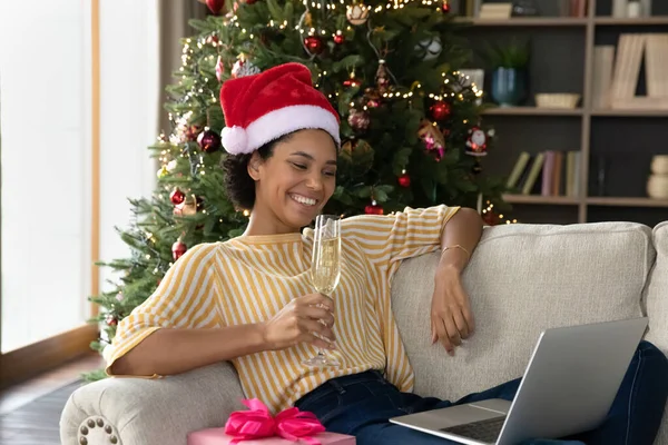 Szczęśliwa młoda Afroamerykanka trzyma rozmowę wideo za pomocą komputera. — Zdjęcie stockowe