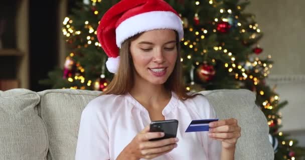Giovane donna pagare per i regali di Natale con carta di credito telefono — Video Stock