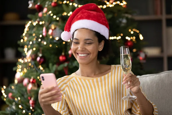 Feliz festivo joven afroamericana mujer celebración de video llamada reunión. — Foto de Stock