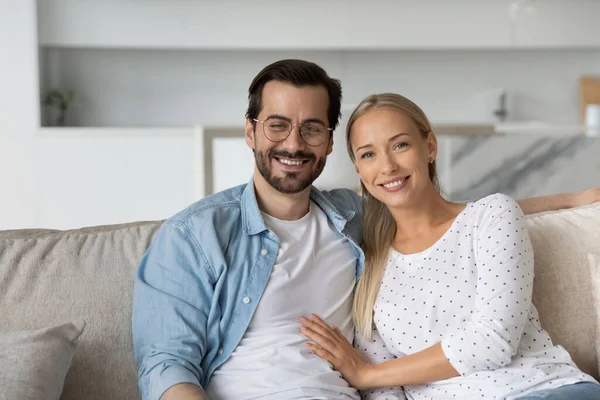 Porträt eines lächelnden liebevollen Millennial-Familienpaares. — Stockfoto