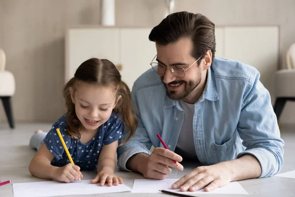 Glada två olika generationer familj rita bilder. — Stockfoto