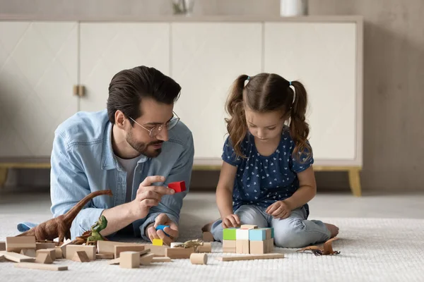 Joyful jovem pai e filha criança brincando de brinquedos de madeira. — Fotografia de Stock