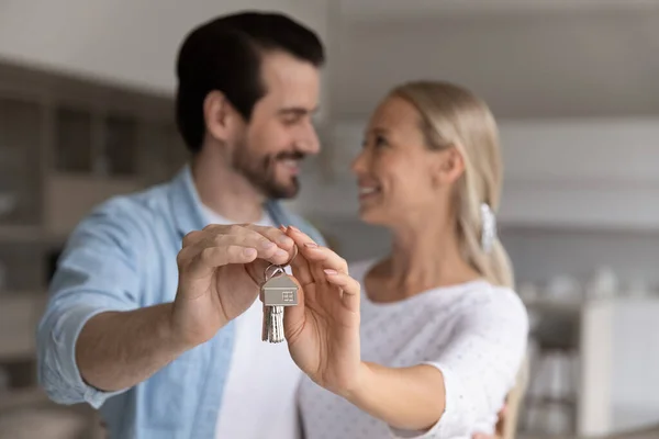 Närbild fokus på nycklar i händerna på tillgivna par. — Stockfoto