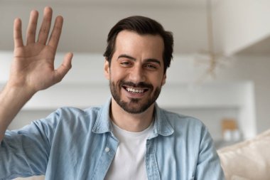 Mutlu Milenyum yakışıklı adam video görüşmesi yapıyor..