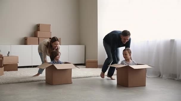 Verheugd familie vieren verhuizen dag in eigen huis. — Stockvideo