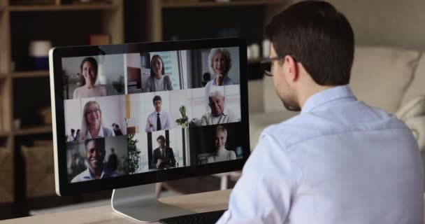 Sobre hombro ver trabajador masculino cumplir con colegas en línea en videoconferencia — Vídeos de Stock