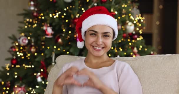 Indiase vrouwelijke blogger begroeten abonnees met Kerstmis tonen hart teken — Stockvideo