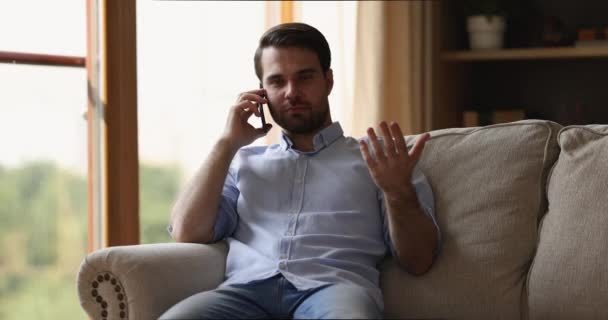 Εμπιστευτικός νεαρός επαγγελματίας εμπειρογνώμονας δώσει τηλεφωνική διαβούλευση από το σπίτι — Αρχείο Βίντεο