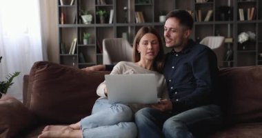 Evde bilgisayar kullanan, sevgi dolu bir aile..