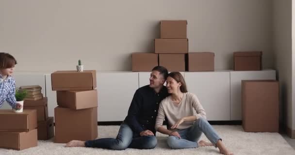 Радісна сім'я двох поколінь, що святкує переїзд у відремонтовану квартиру — стокове відео