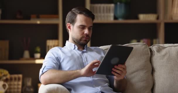 Joven hombre mantenga digital pad dispositivo de chat en la red social — Vídeo de stock