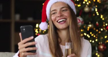 Genç bayan telefon kullanarak yılbaşı videosu çekin.