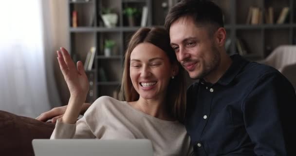 Feliz amante joven familia pareja celebración de vídeo llamada conversación. — Vídeo de stock