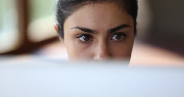 Close-up gezicht gericht jong indisch vrouw op zoek op computer scherm — Stockvideo