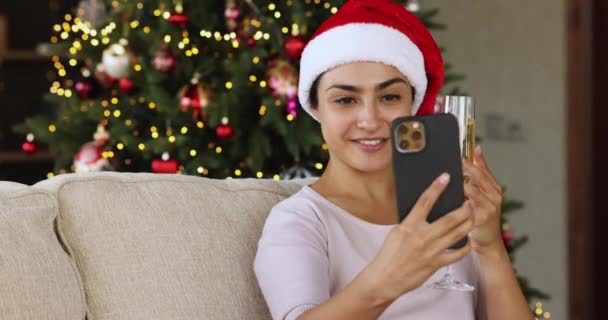 Overjoyed indiai női fotózás Újévi üdvözlés okostelefonon — Stock videók