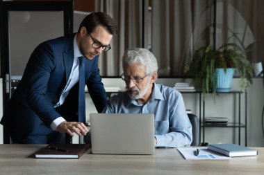 Milenyum CEO 'su, olgun erkek meslektaşlarına dizüstü bilgisayardaki çalışmayı açıklar.