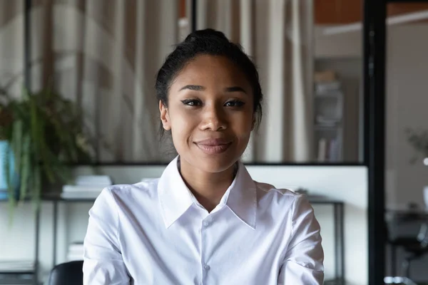 Sonriente seguro joven asiático mujer de negocios mantener trabajo entrevista por videocall —  Fotos de Stock