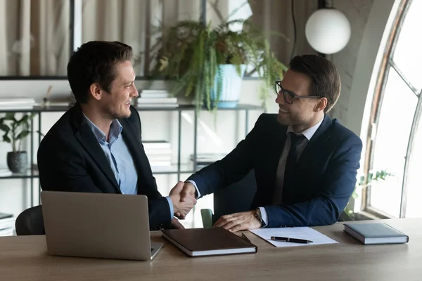 Due uomini d'affari stringono la mano in ufficio dopo aver fatto un accordo di successo — Foto Stock