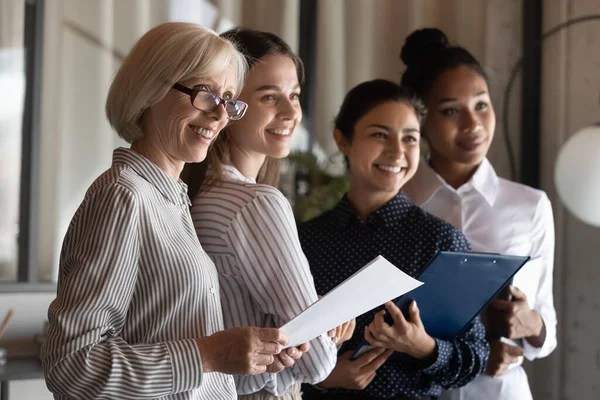 Olika affärskvinnor team stå tillsammans leende redo att träffa kunden — Stockfoto