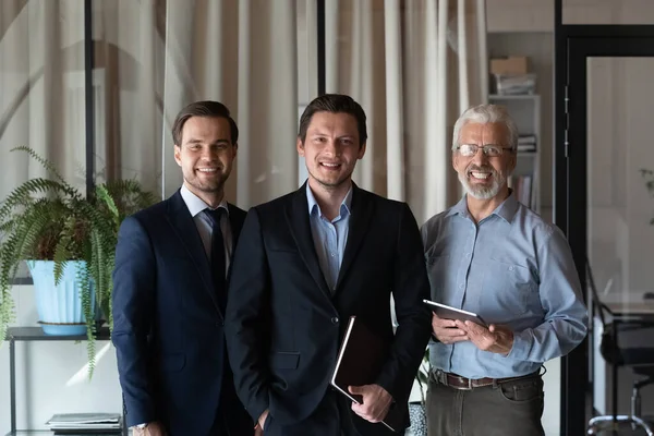 Trzech przedsiębiorców w różnym wieku personel prywatnej firmy pozowanie do portretu — Zdjęcie stockowe