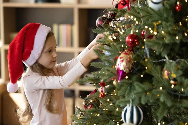 楽しいかわいい女の子の飾りクリスマスツリー. — ストック写真