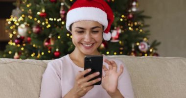 Gülen genç bayan Noel 'i telefonda kutluyor.