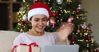 Xmas şapkalı Hintli kadın dizüstü bilgisayardaki webcam 'e hediye