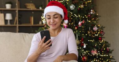 Genç bayan telefon uygulamasında arkadaşlarına mutlu yıllar diliyor.