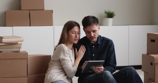 Šťastné bonding mladý pár nakupování na tablet. — Stock video
