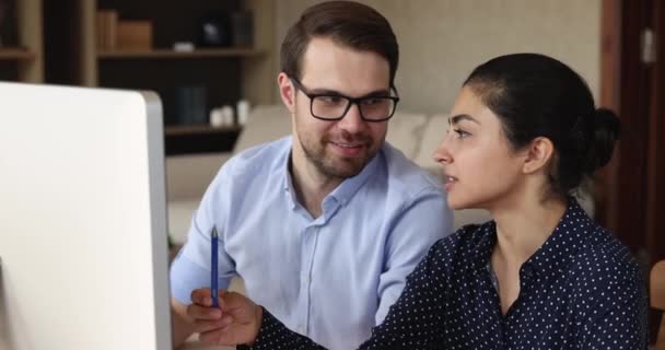 Blandade ras par hantera familjeföretag diskutera jobb med dator — Stockvideo
