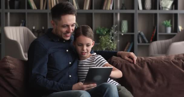 Happy bonding jonge vader en klein kind met behulp van tablet. — Stockvideo