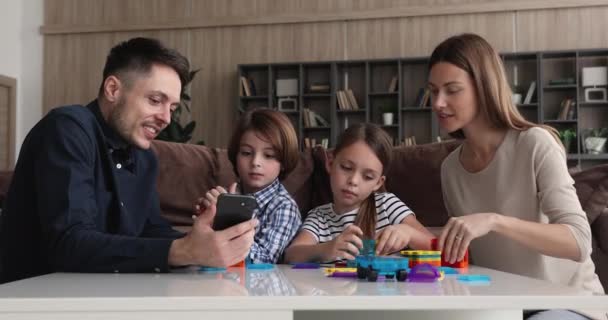 Gelukkig gezin veel plezier met kinderen thuis. — Stockvideo