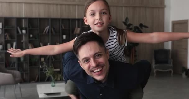 Gelukkig jong vader spelen met kleine dochter. — Stockvideo