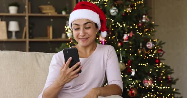 Giovane donna desidera amici felice anno nuovo in app telefono — Video Stock