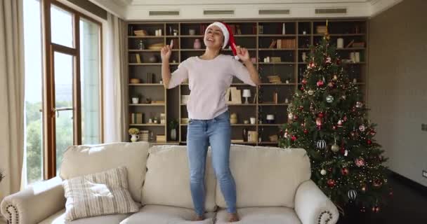 Радісна індіана стрибає на диван, святкуючи Новий рік — стокове відео