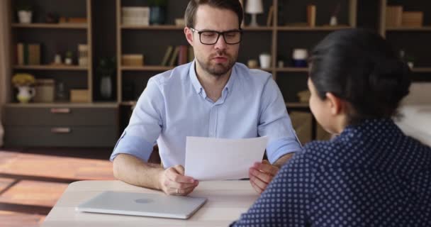 Mężczyzna HR manager niezadowolony z cv młody kobieta wnioskodawca — Wideo stockowe