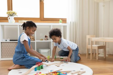 Mutlu Afro-Amerikan çocukları evde oynuyor..